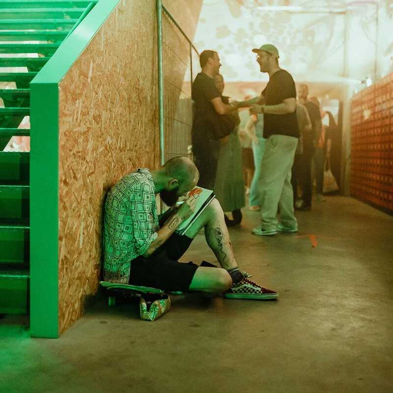 Wat vond jij van Kunstnacht 2023? Je hebt nog t/m aanstaande donderdag om jouw mening geven. 💚We zijn heel benieuwd hoe je onze nieuwe opzet hebt ervaren, met meer programma op minder locaties. Hoe vond je het programma, op hoeveel plekken ben je geweest en heb je nog tips voor ons voor volgend jaar?Onder de inzenders verloten we 2x 2 passe-partouts voor Kunstnacht 2024 op 21 september. Wacht dus niet langer en geef ons een paar minuten van jouw tijd, dan geven wij jou volgend jaar een nóg betere Kunstnacht!👉Vul de enquête in via de link in onze bio.