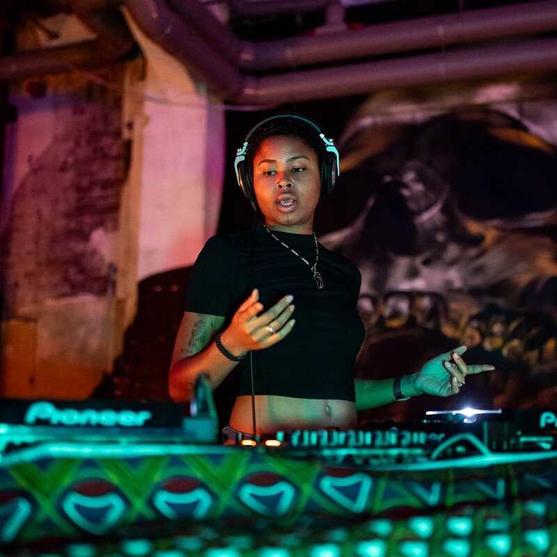 TERUGBLIK KUNSTNACHT 2023 | Rollend over de verlichte dansvloer met @letsroll.nijmegen in @waalhalla (op het NYMA-terrein @nyma_nijmegen) kregen bezoekers een indruk van Urban Afrika (@wereldmuseum.bergendal). De heerlijke amapiano sound van DJ @unruly.phoenix zorgde voor een tintelende, dansbare avond. En in de fotobooth kon je een grensverleggende foto laten maken door @julia.klijn. Hartelijk bedankt allemaal voor de geweldige @kunstnacht_nl!Voor alle foto’s, ga naar onze Facebookpagina (Wereldmuseum Berg en Dal).📸: Fotoreportage door @zwtsr.photo / @studio.zwtsr.#waalhalla #kunstnacht #uitgaaninnijmegen #kunstfestival #studereninnijmegen #radbouduniversiteit #radbouduniversiteitnijmegen #radbouduniversity #radbouduniversitynijmegen #hogeschoolarnhemnijmegen #nimma #nijmegenstudentenstad #amapianonl #museumnacht #afrotech #tribaltech #tribaltechno #nymanijmegen #rolschaatsen #hallonijmegen #nijmegenonline #visitnijmegen #visitnijmegentoday #nijmegencentrum #nijmegencity #nijmegenoost #nijmegenwest #nijmegennoord #uitinnijmegen #rolschaatsenvoorbeginners